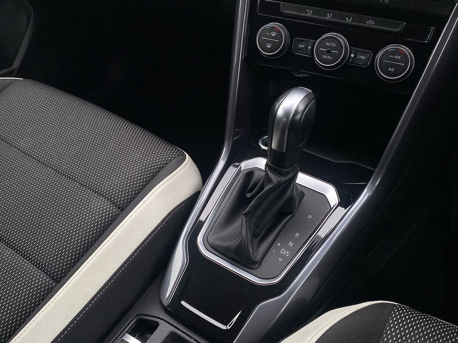 Used Volkswagen T-Roc 2021 for sale - 76490596: Photo 12