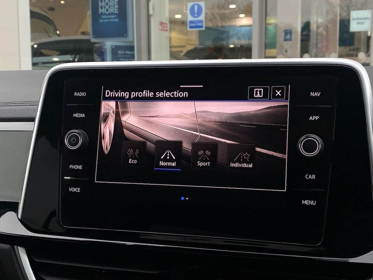 Used Volkswagen T-Roc 2023 for sale - 76490583: Photo 19