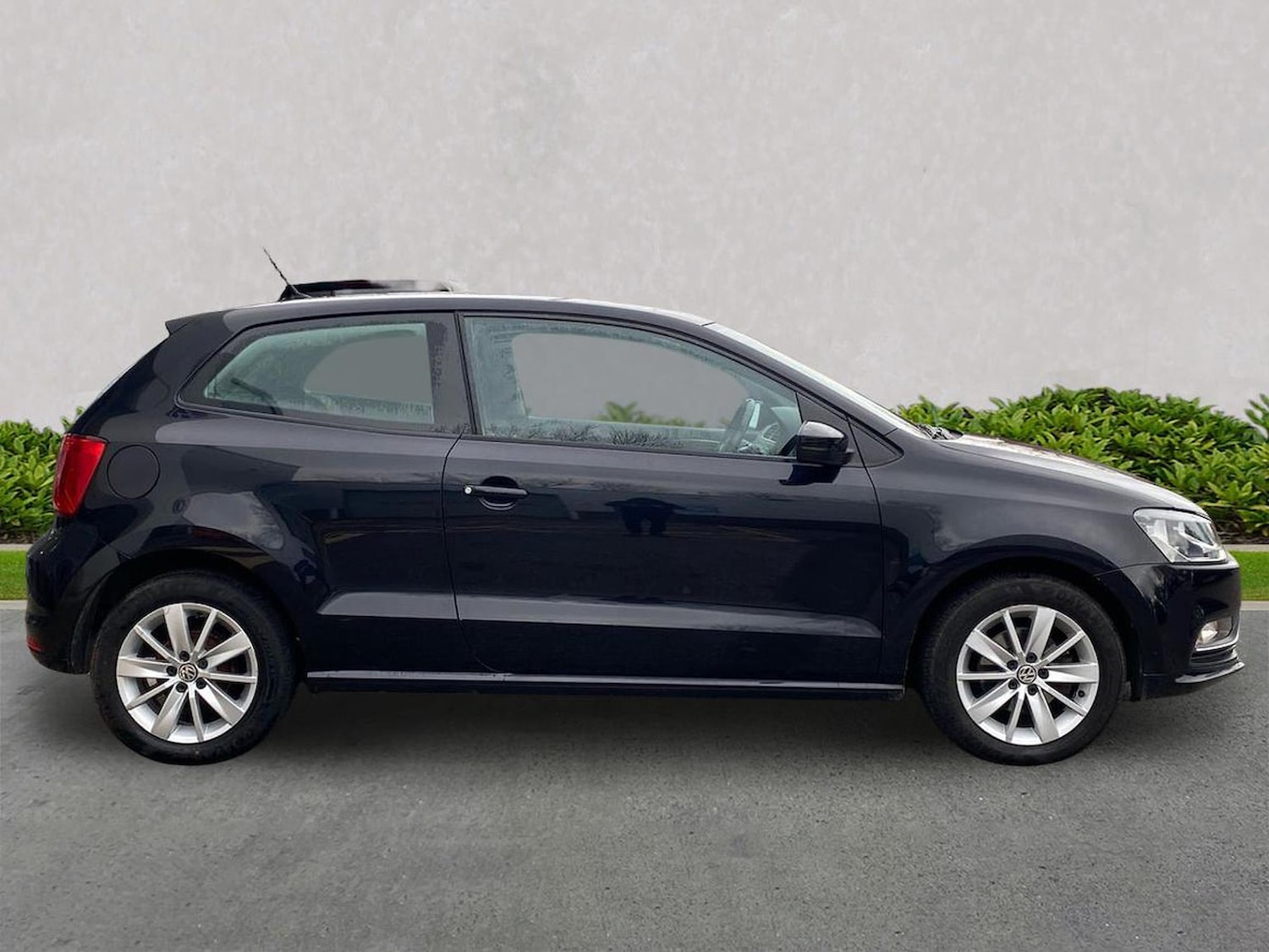 Used Volkswagen Polo 2015 for sale - 76628202: Photo 2