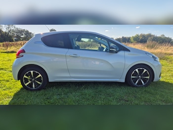 Used Peugeot 208 2015 for sale - 76218758: Photo 2