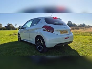 Used Peugeot 208 2015 for sale - 76037551: Photo