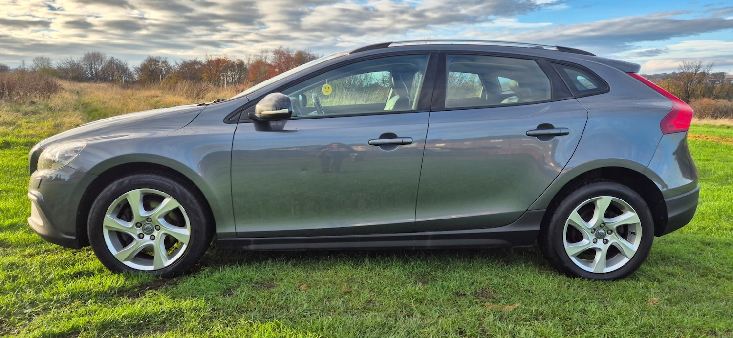 Used Volvo V40 2013 for sale - 76508602: Photo 2