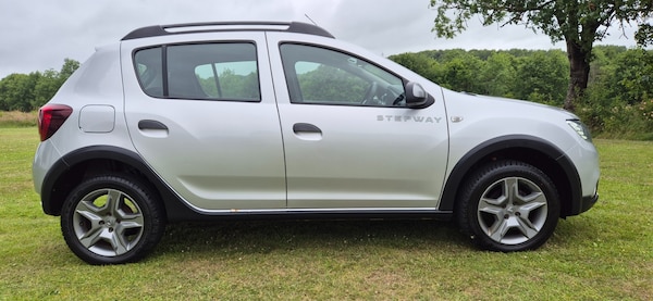 Used Dacia Sandero Stepway 2017 for sale - 76218804: Photo 2