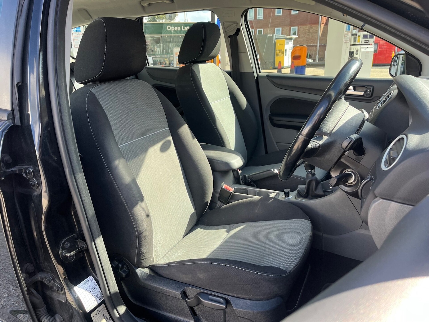 Used Ford Focus 2011 for sale - 76363139: Photo 3