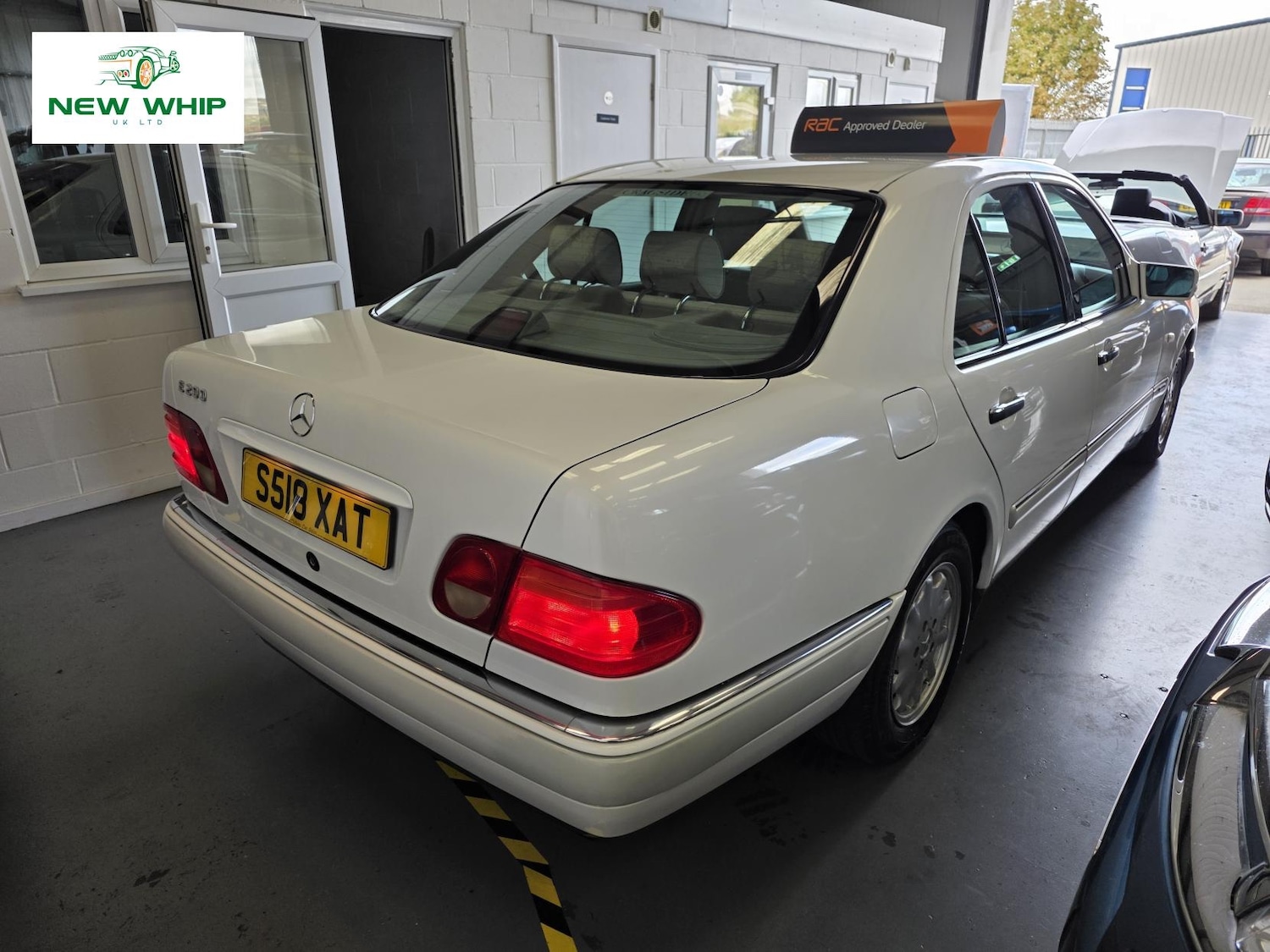 Used Mercedes-Benz E Class 1998 for sale - 76045610: Photo 2