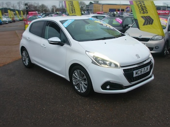 Used Peugeot 208 2016 for sale - 76961870: Photo
