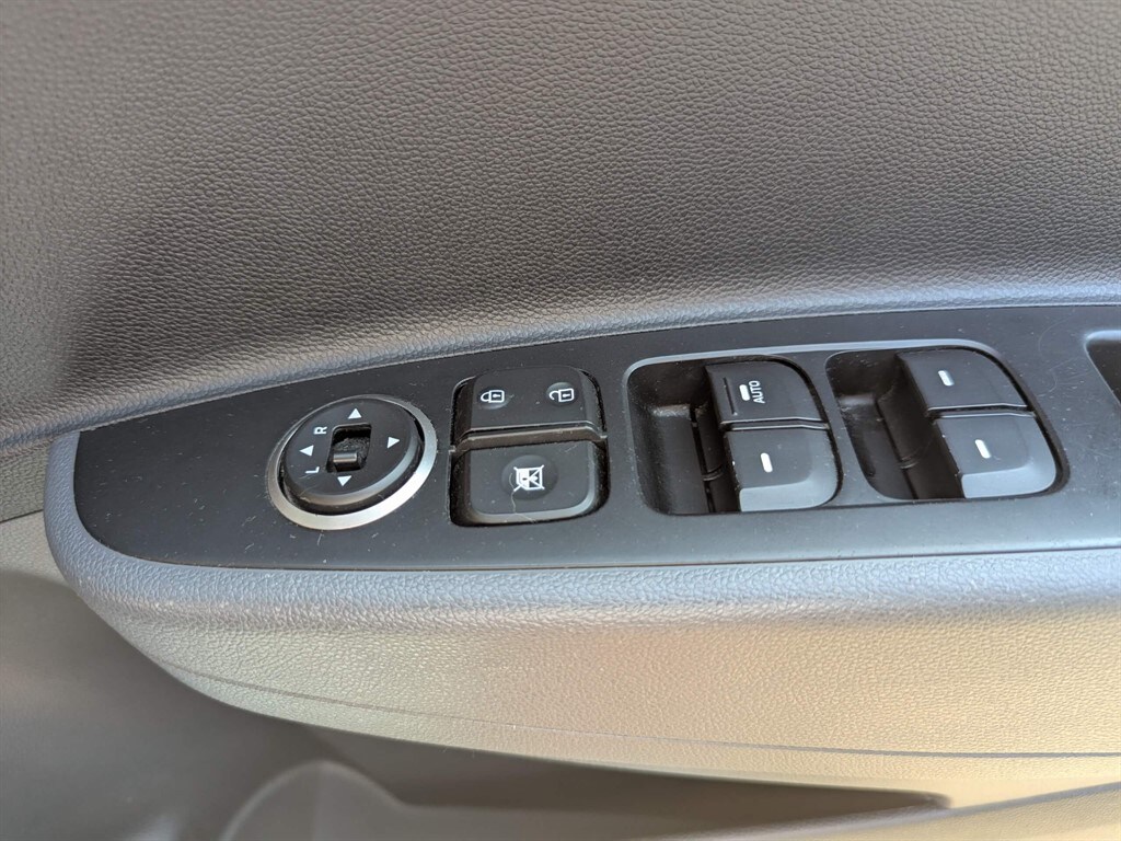 Used Hyundai i10 2017 for sale - 76419676: Photo 30