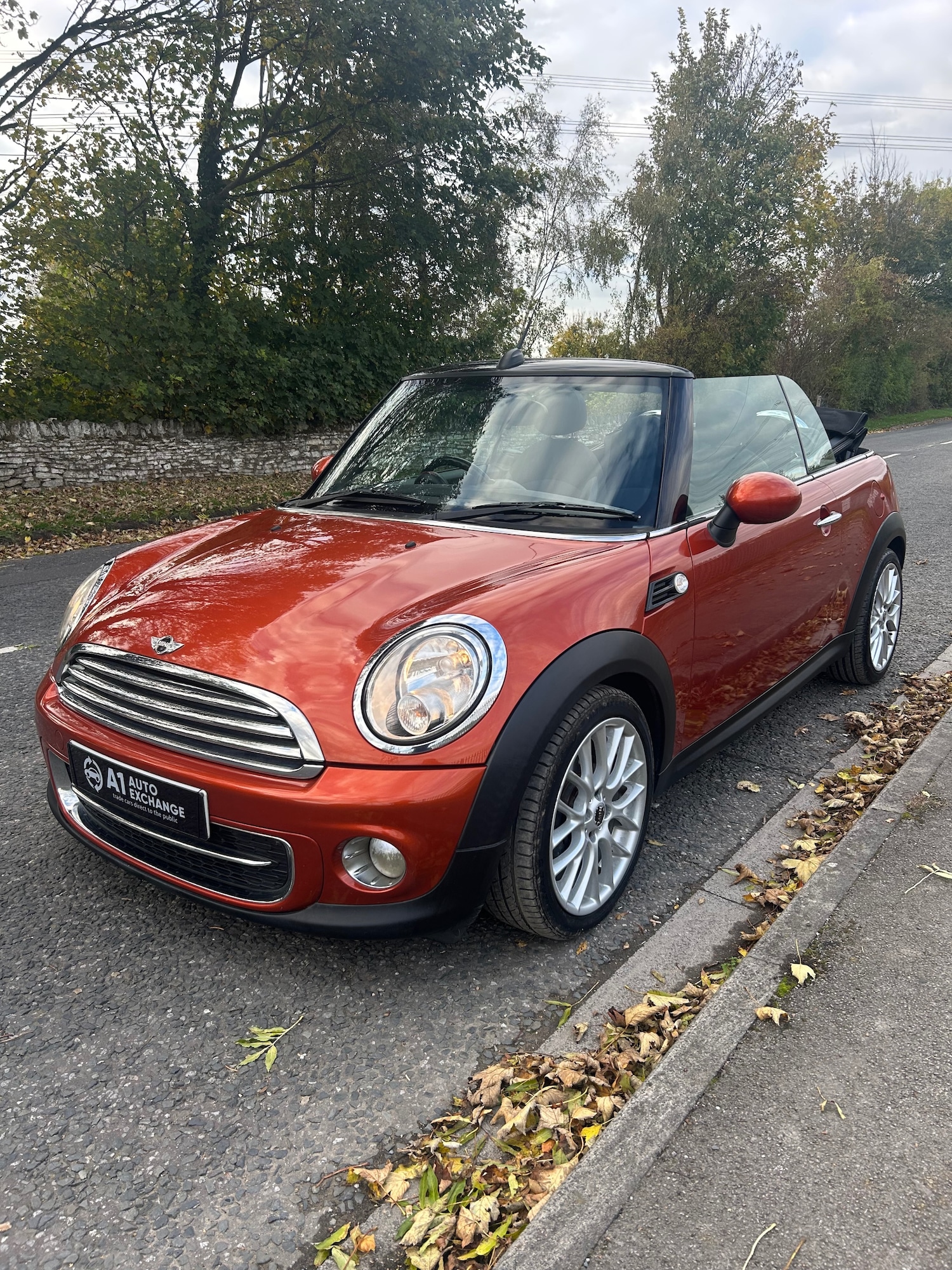Used MINI Convertible 2011 for sale - 76347087: Photo 2