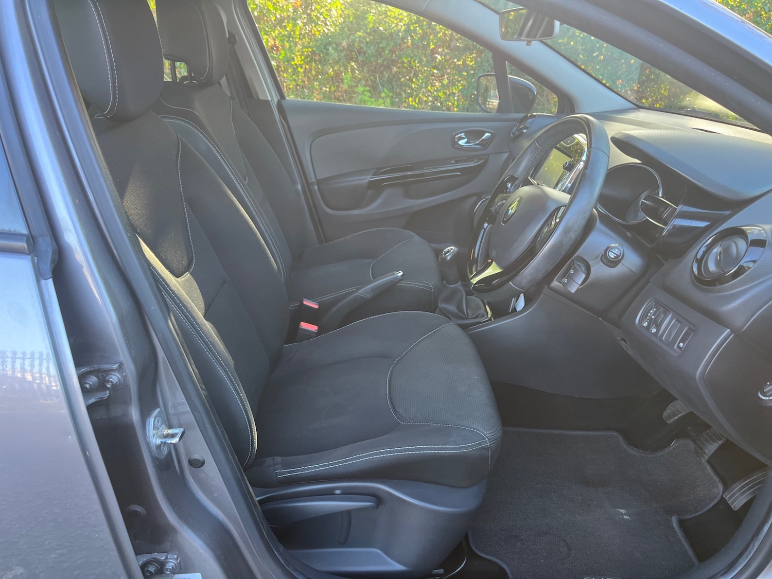 Used Renault Clio 2014 for sale - 76616616: Photo 9