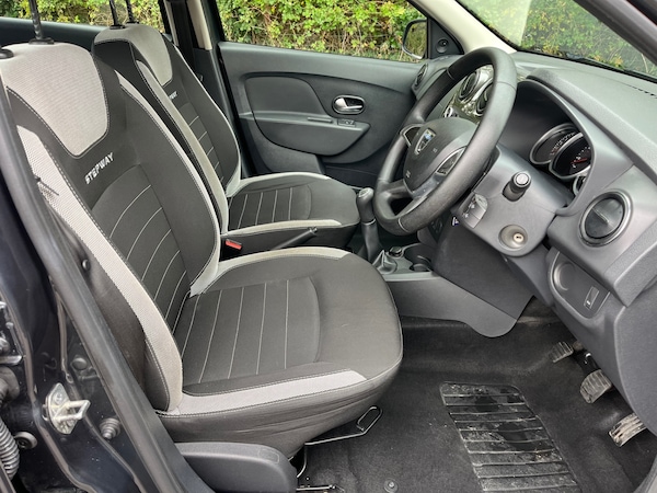 Used Dacia Sandero Stepway 2017 for sale - 76253038: Photo 9