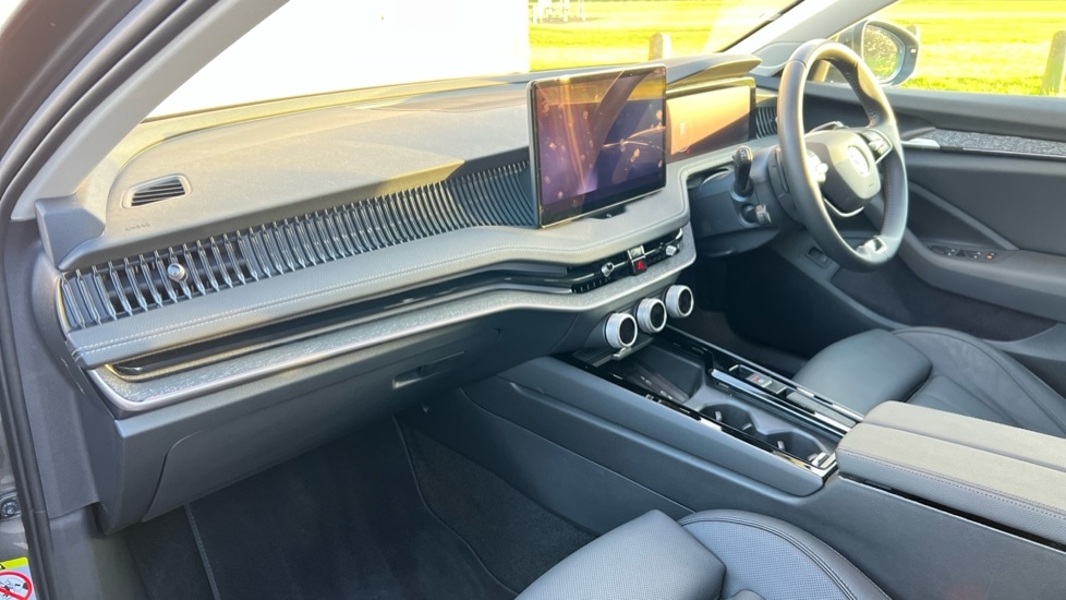 Used Skoda Superb 2024 for sale - 77050904: Photo 2