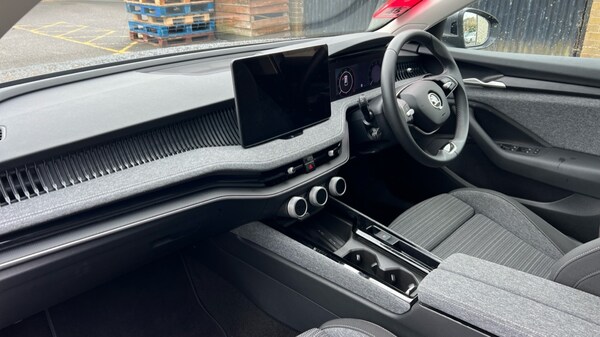 Used Skoda Superb 2024 for sale - 76140433: Photo 2