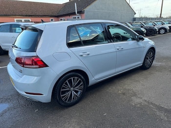 Used Volkswagen Golf 2017 for sale - 77283933: Photo
