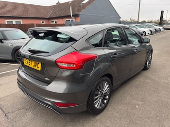 Used Ford Focus 2017 for sale - 76042510: Photo 2