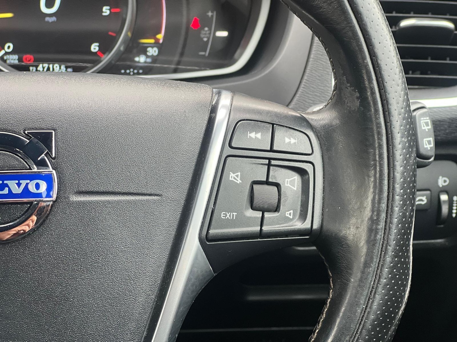 Used Volvo V40 2014 for sale - 77898213: Photo 42