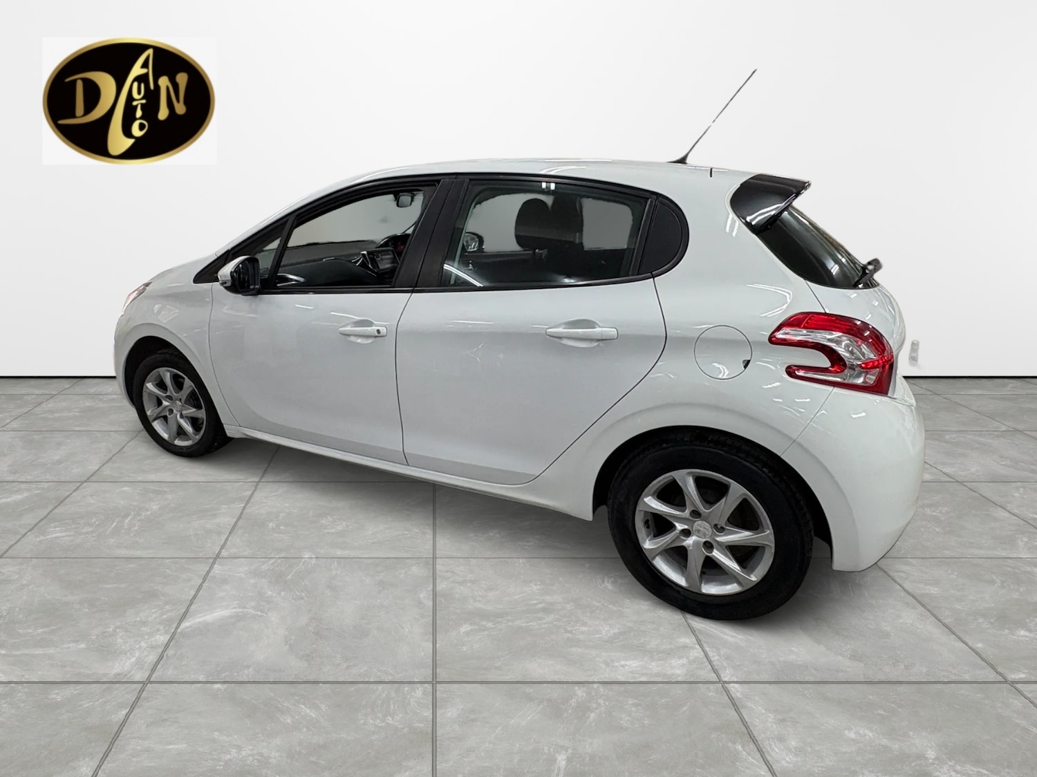 Used Peugeot 208 2014 for sale - 77166079: Photo 2