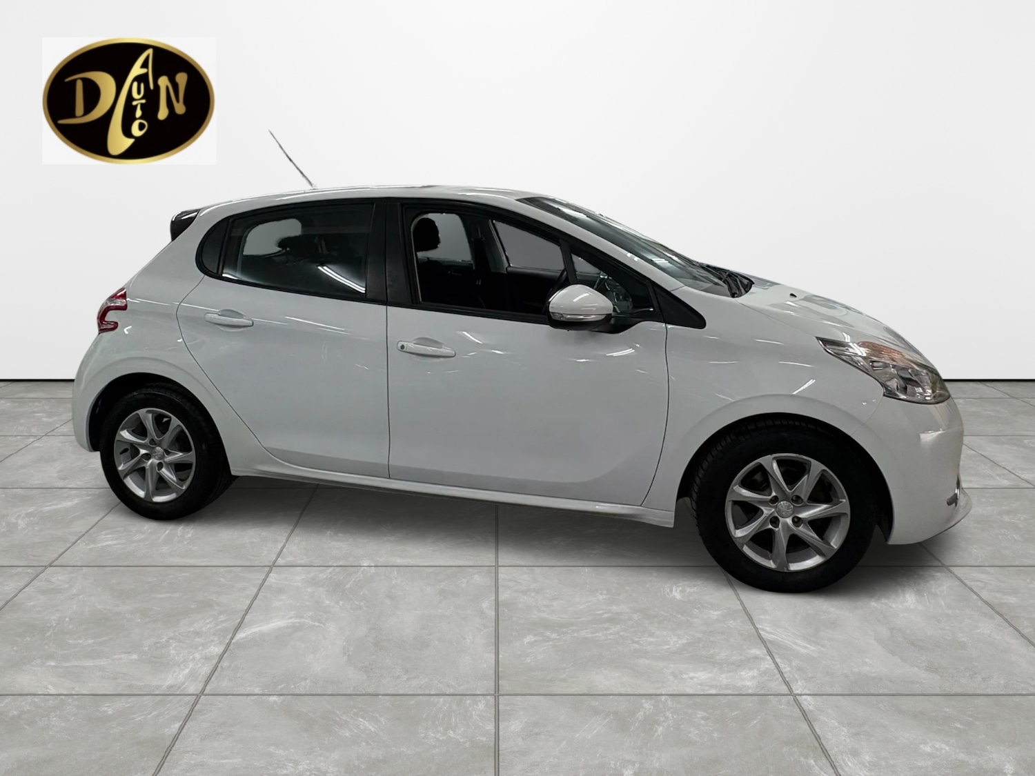 Used Peugeot 208 2014 for sale - 77166079: Photo 6