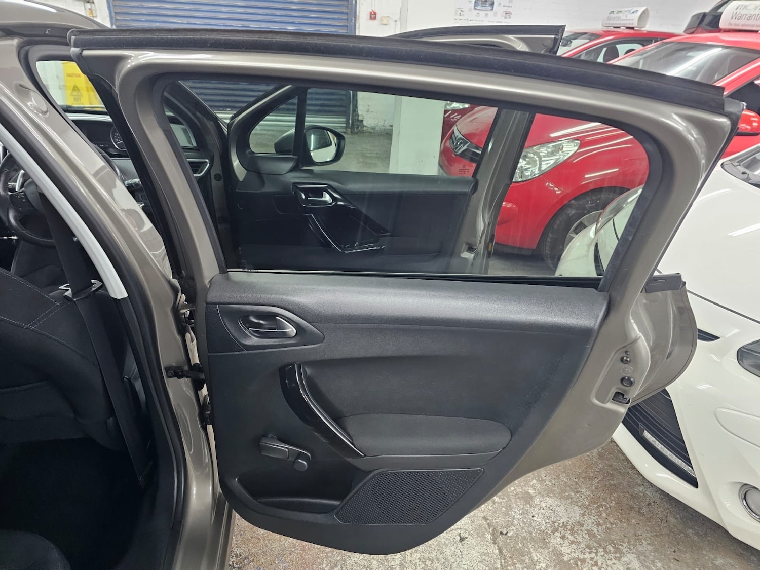 Used Peugeot 208 2014 for sale - 76431146: Photo 15