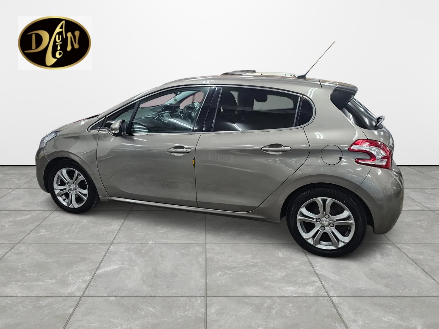 Used Peugeot 208 2014 for sale - 76431146: Photo 2