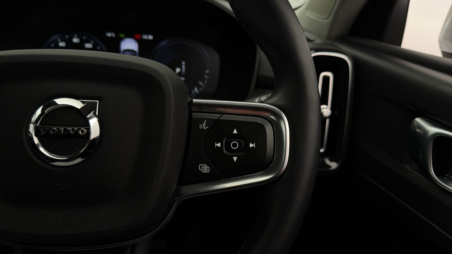 Used Volvo XC40 2021 for sale - 78039539: Photo 24