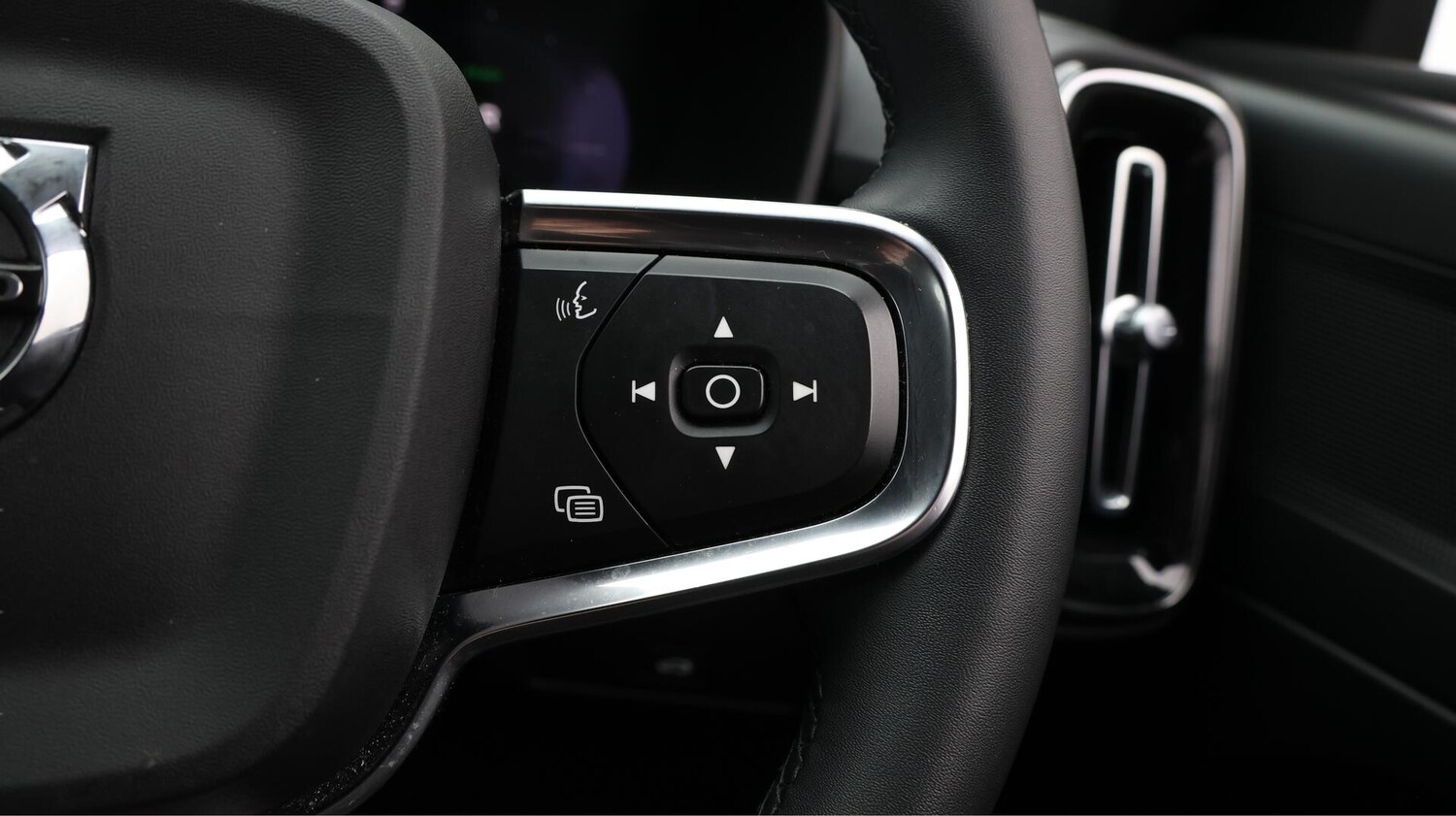 Used Volvo XC40 for sale - 76659319: Photo 26