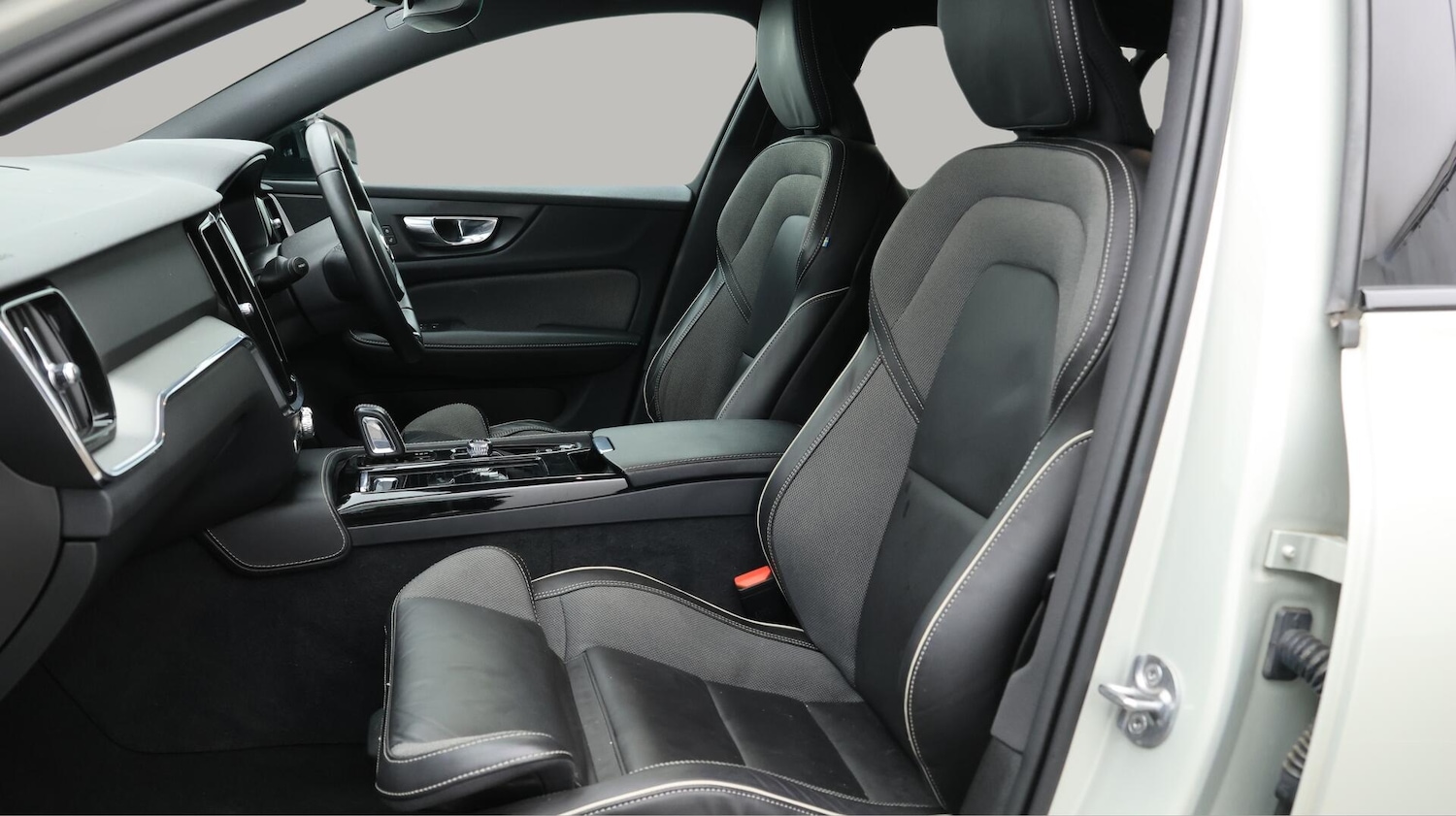 Used Volvo V60 2022 for sale - 75858218: Photo 15