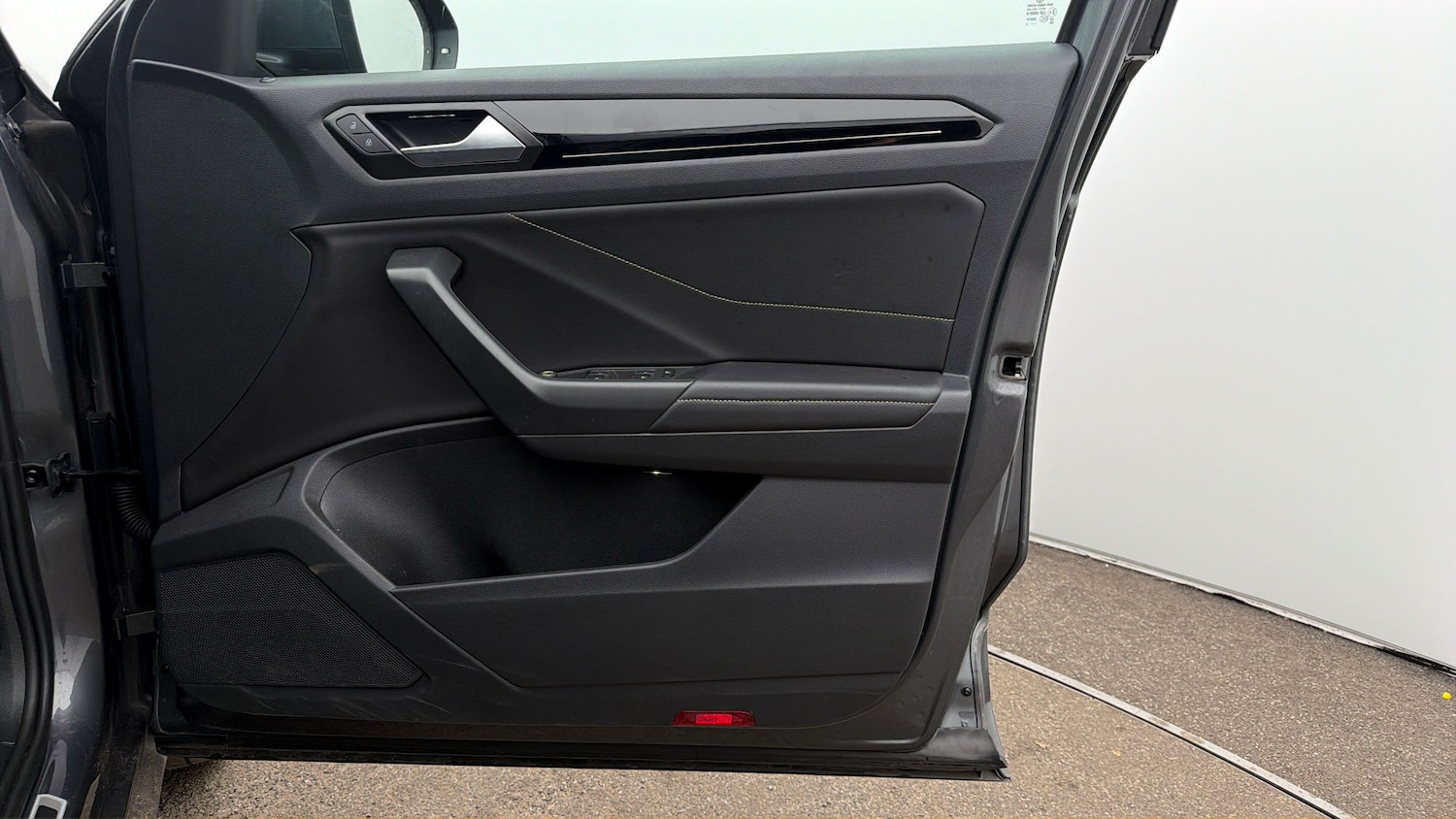 Used Volkswagen T-Roc 2024 for sale - 78024621: Photo 14