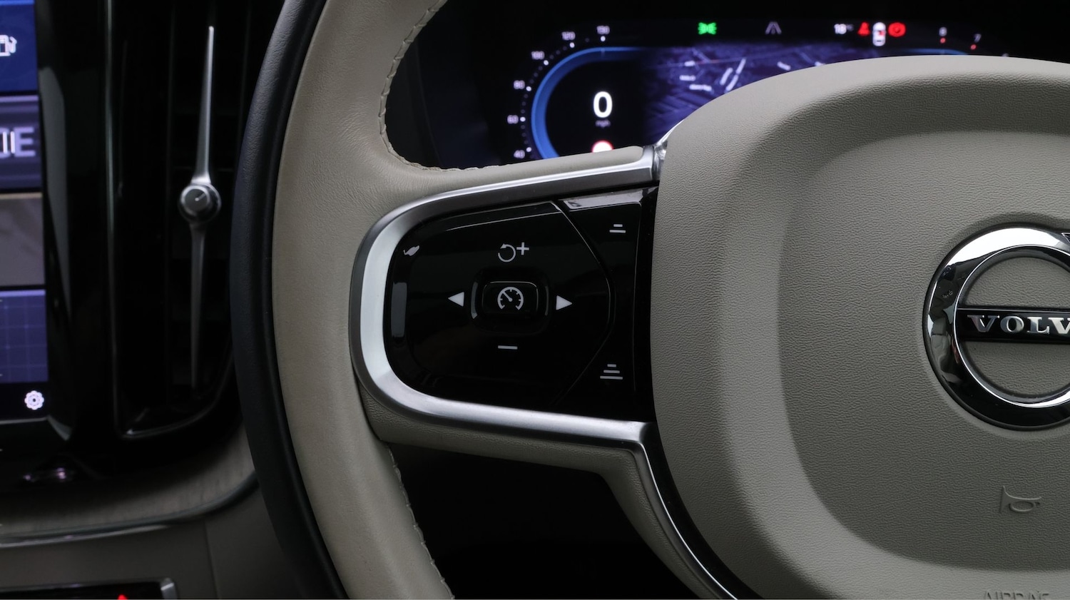 Used Volvo XC60 2022 for sale - 77650126: Photo 25