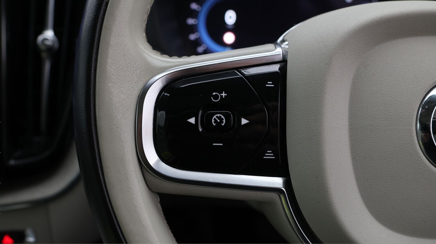 Used Volvo XC60 2023 for sale - 77580993: Photo 22