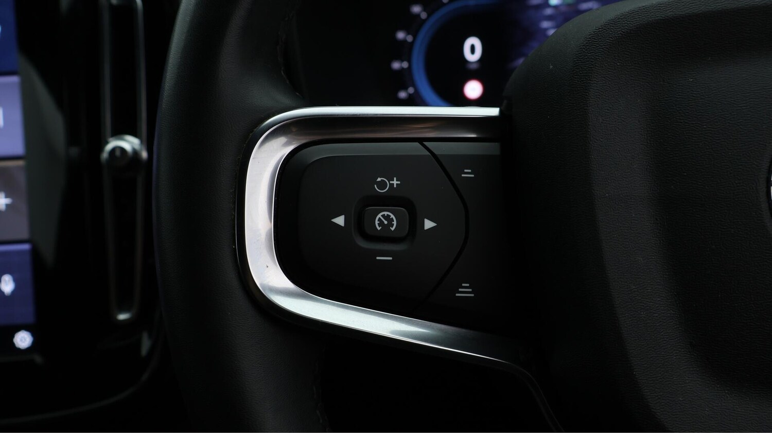 Used Volvo XC40 2023 for sale - 76457796: Photo 25