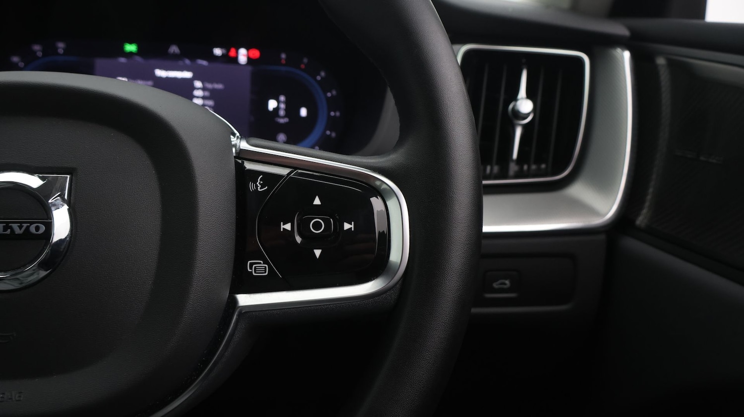 Used Volvo XC60 2023 for sale - 77460128: Photo 25