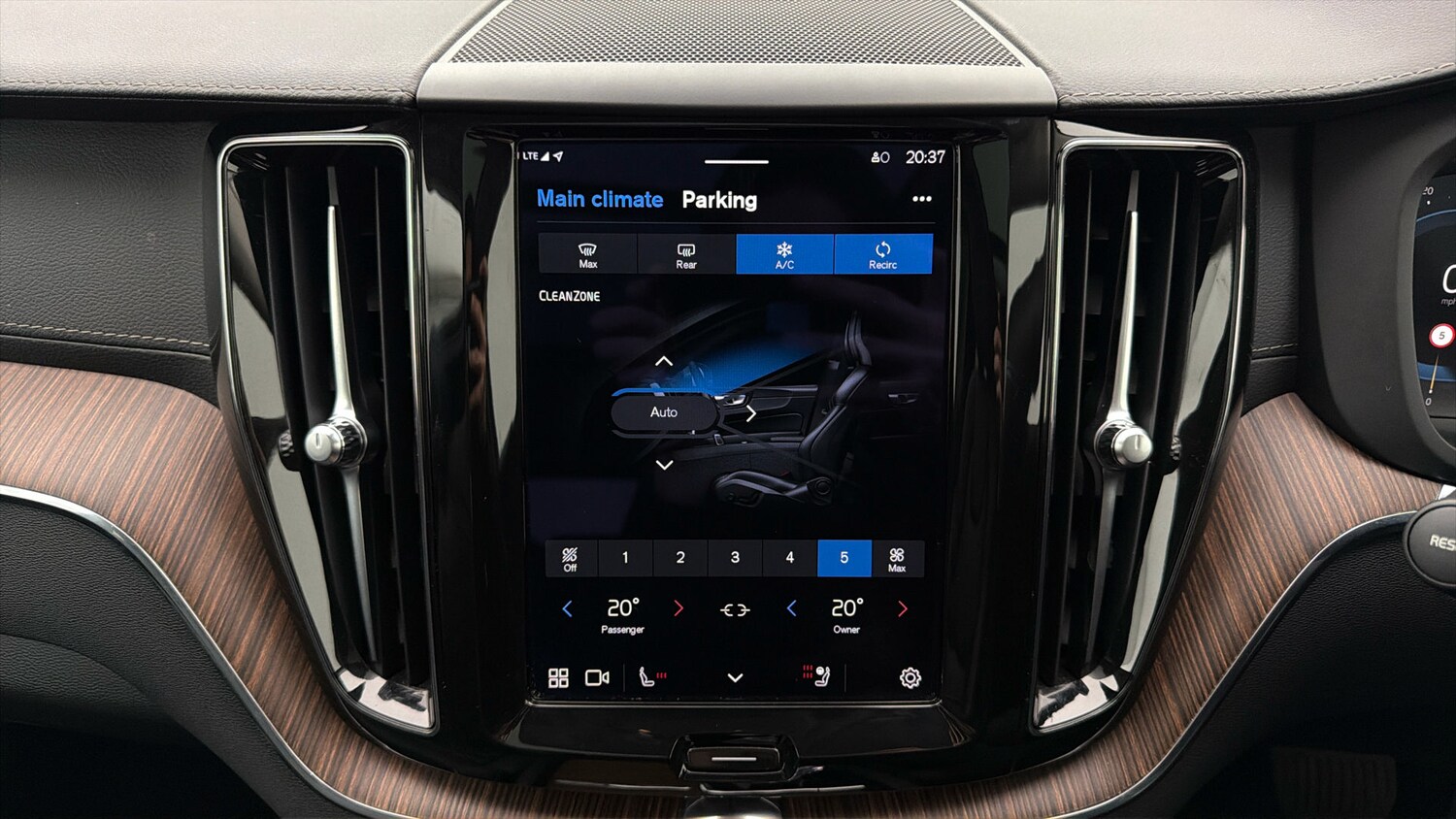 Used Volvo XC60 2023 for sale - 77962091: Photo 11