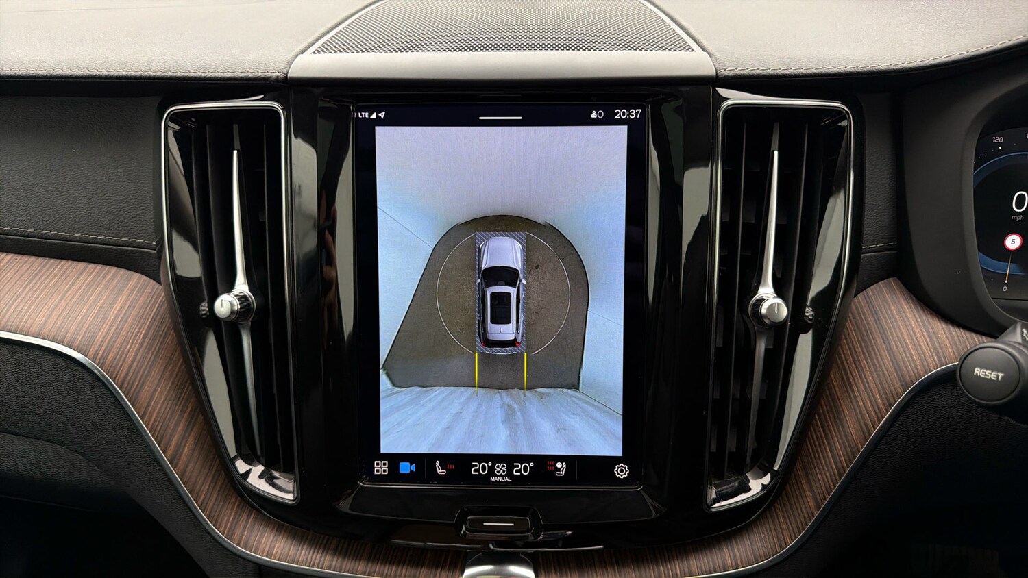 Used Volvo XC60 2023 for sale - 77962091: Photo 24