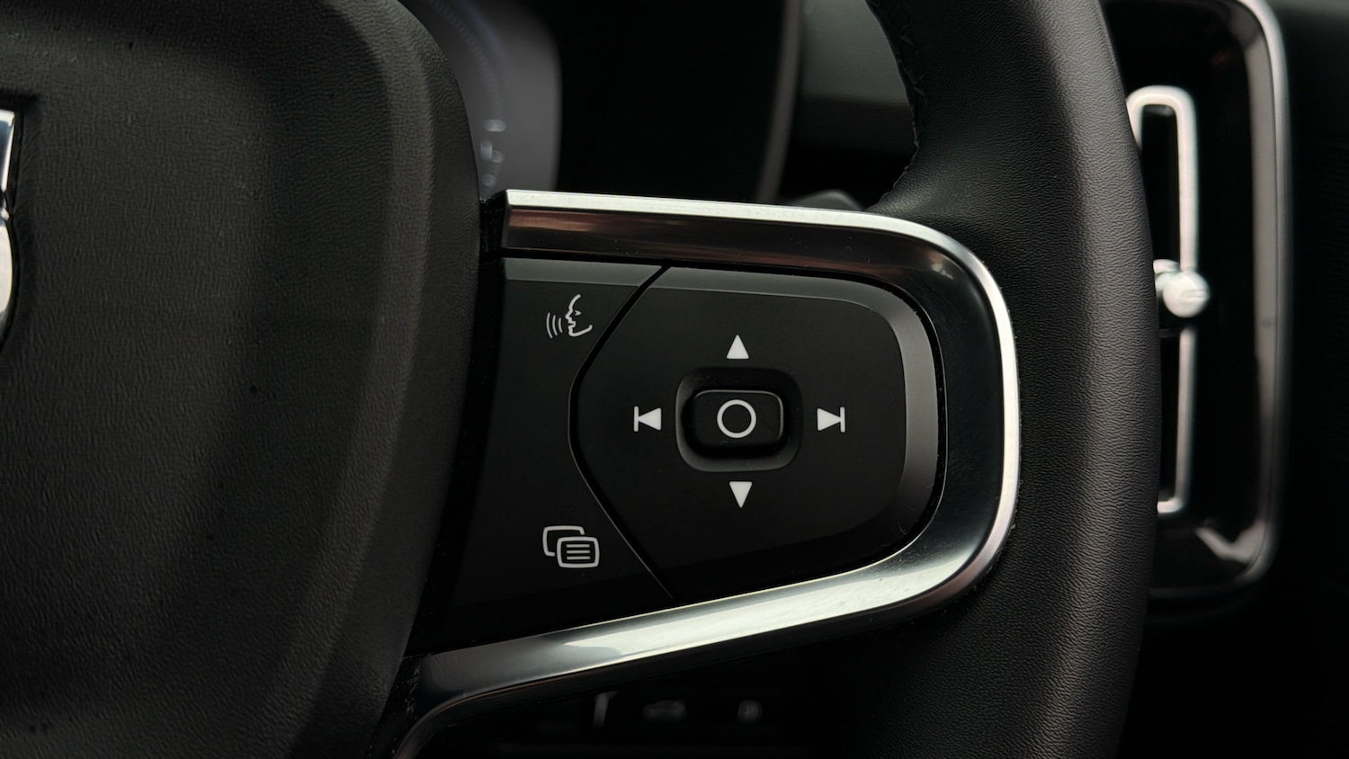 Used Volvo XC40 2023 for sale - 78083871: Photo 24