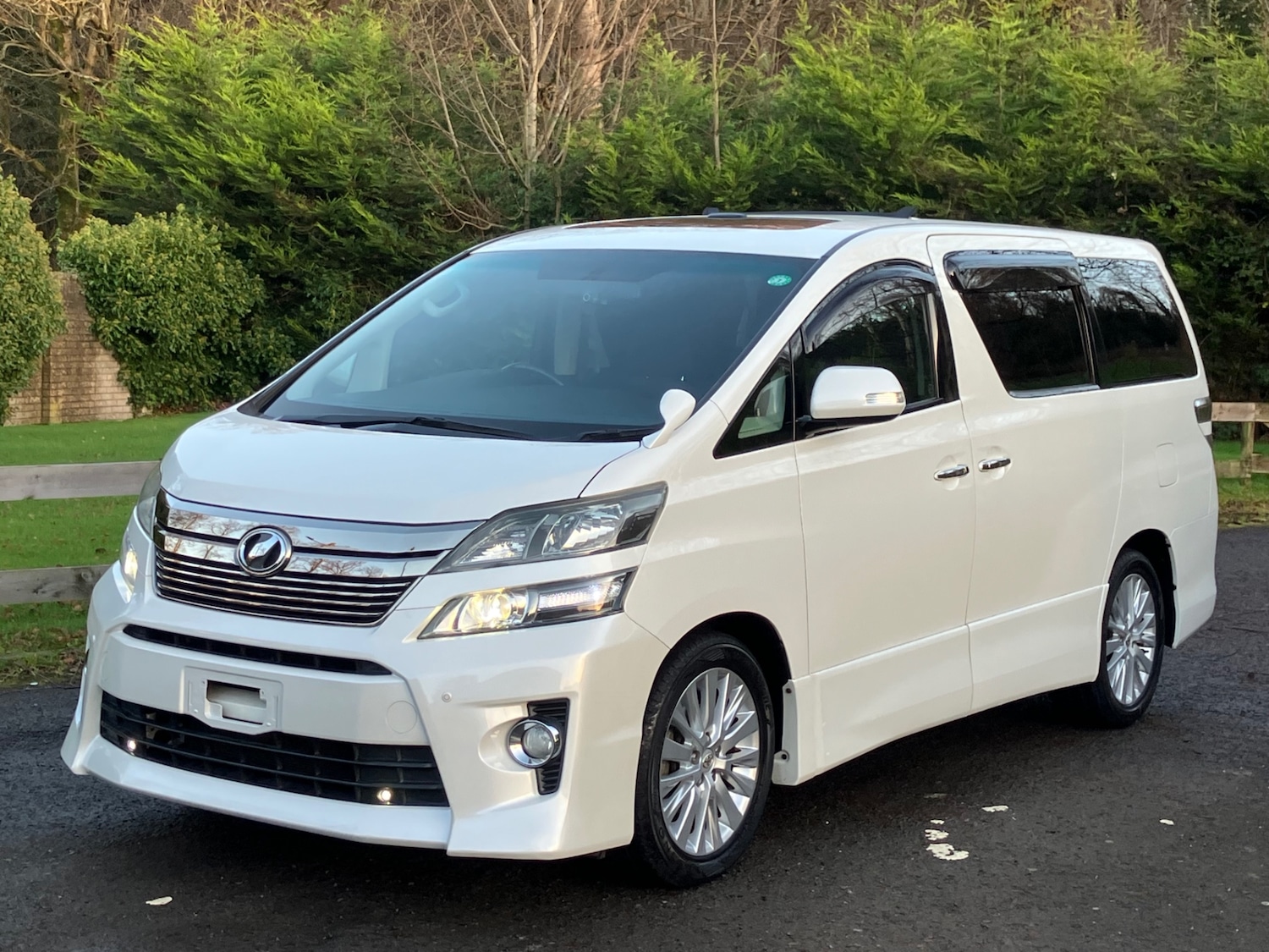 Used Toyota Vellfire 2014 for sale - 76786960: Photo 2