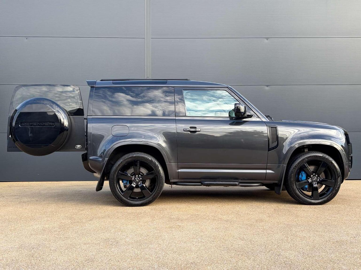 Used Land Rover Defender 2022 for sale - 76974392: Photo 11