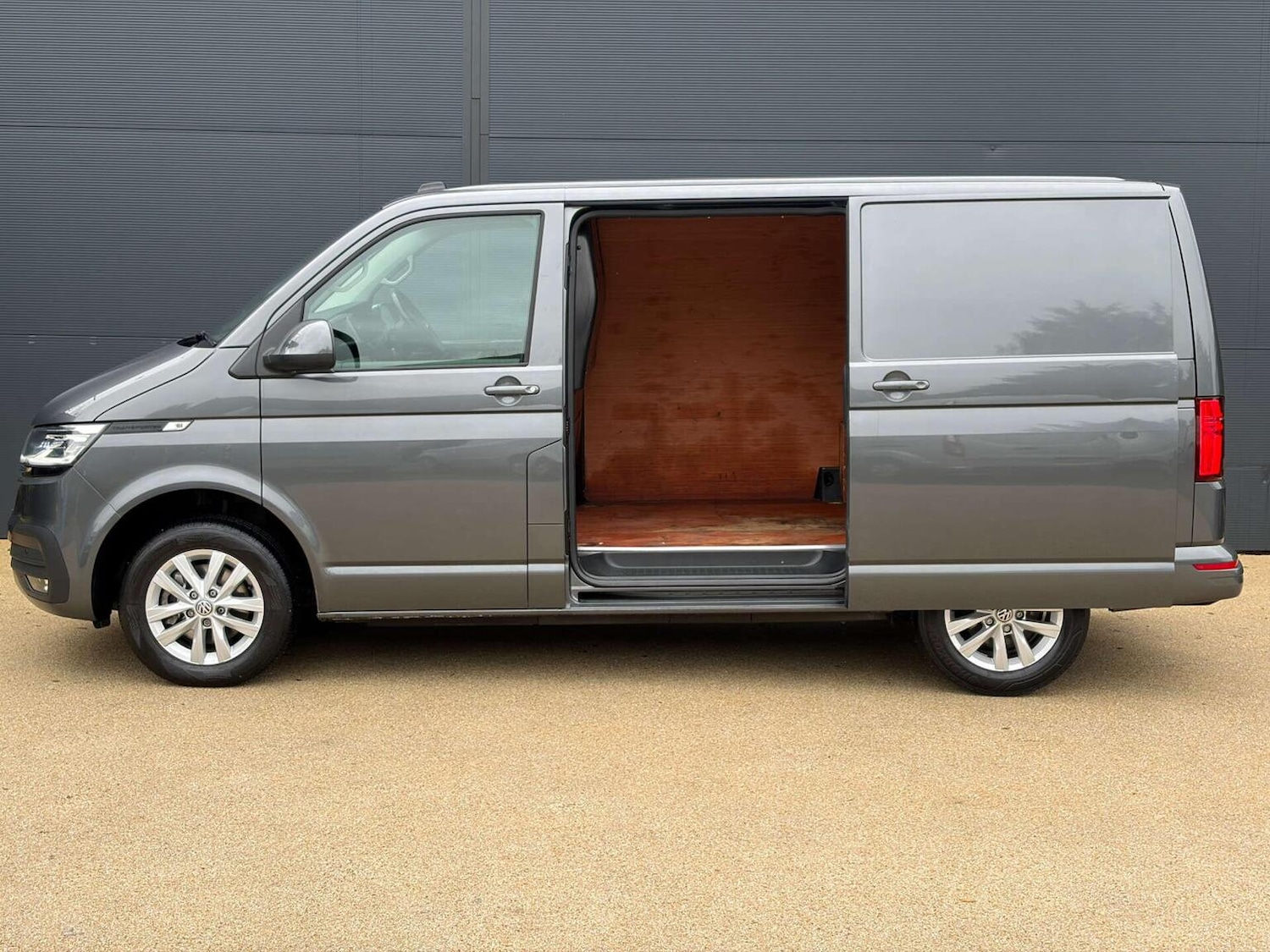 Used Volkswagen Transporter 2024 for sale - 77409555: Photo 11