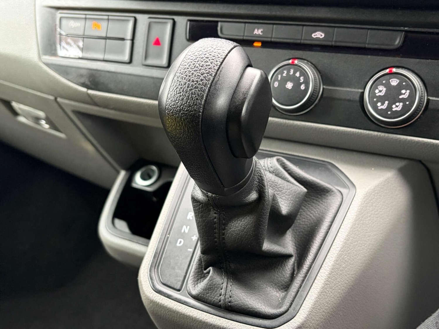 Used Volkswagen Transporter 2024 for sale - 77409555: Photo 39