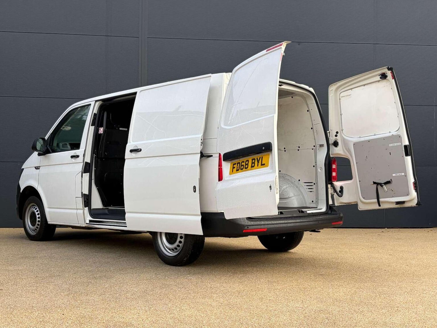 Used Volkswagen Transporter 2019 for sale - 77656234: Photo 14