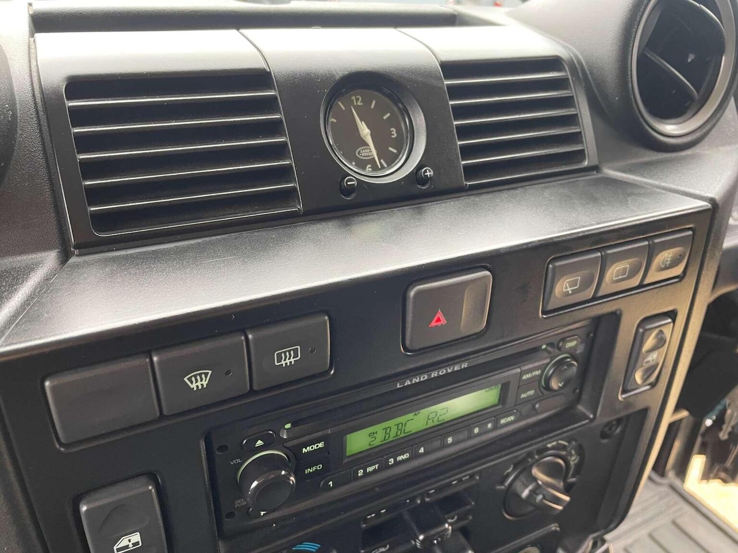 Used Land Rover Defender 90 2010 for sale - 76427911: Photo 10