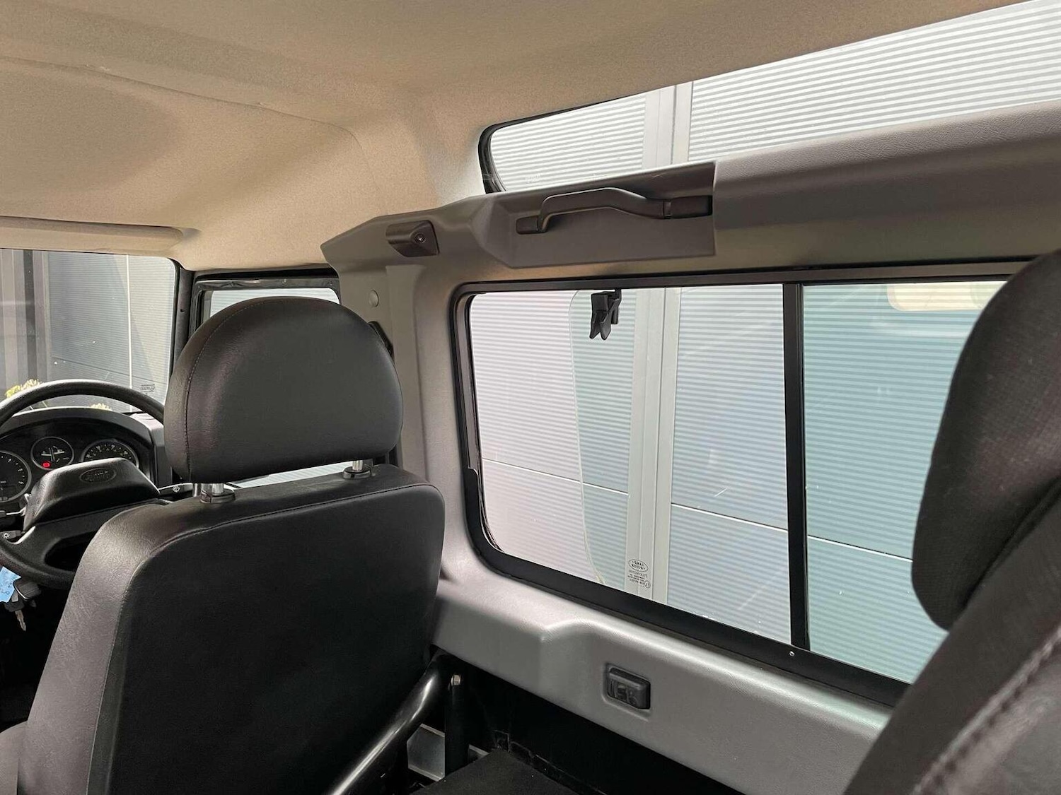 Used Land Rover Defender 90 2010 for sale - 76427911: Photo 14