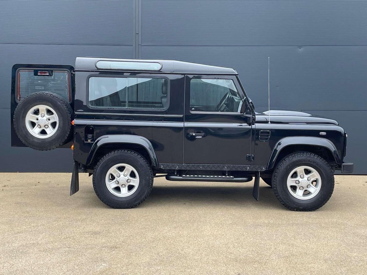 Used Land Rover Defender 90 2010 for sale - 76427911: Photo 16