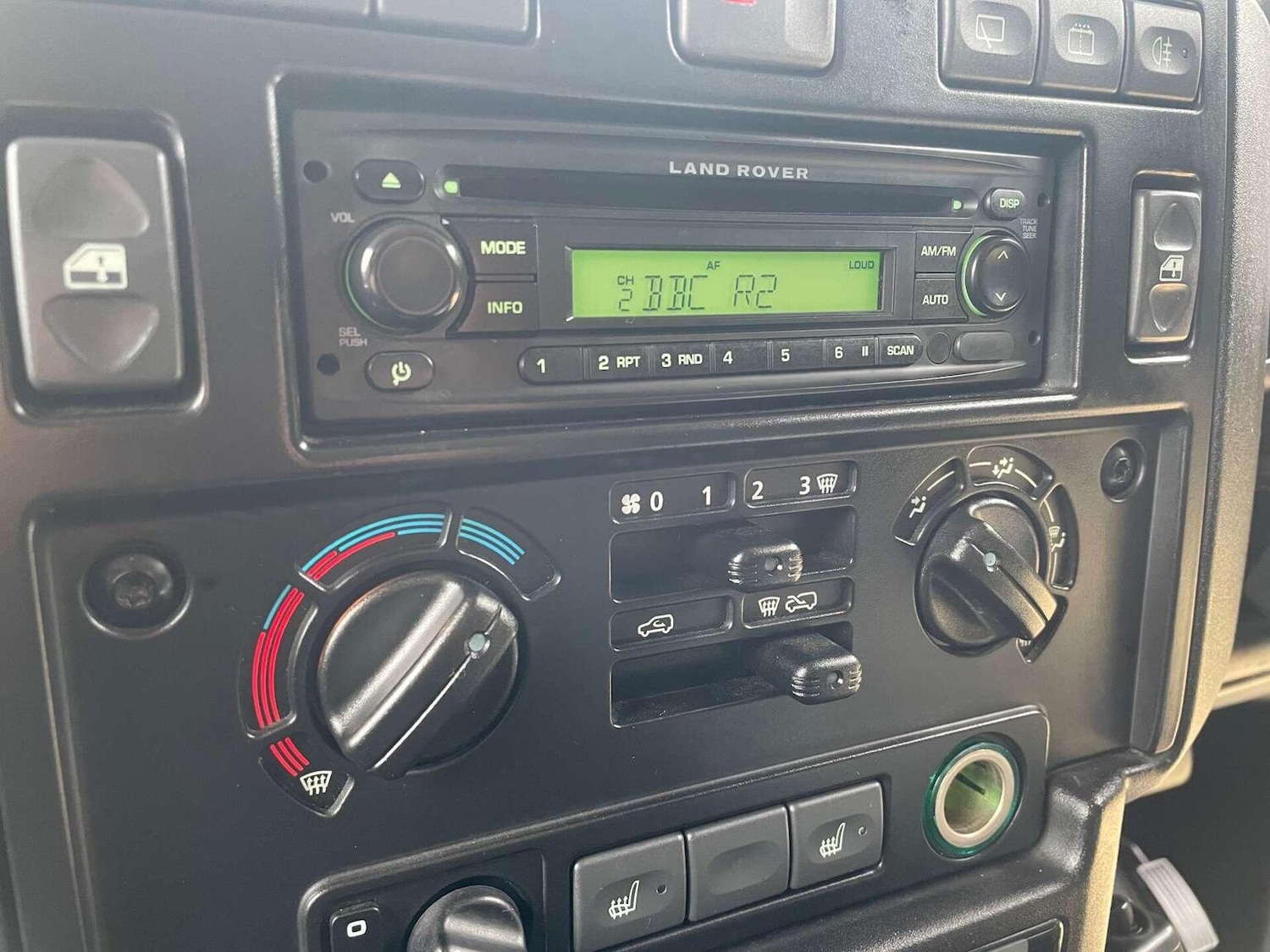 Used Land Rover Defender 90 2010 for sale - 76427911: Photo 9