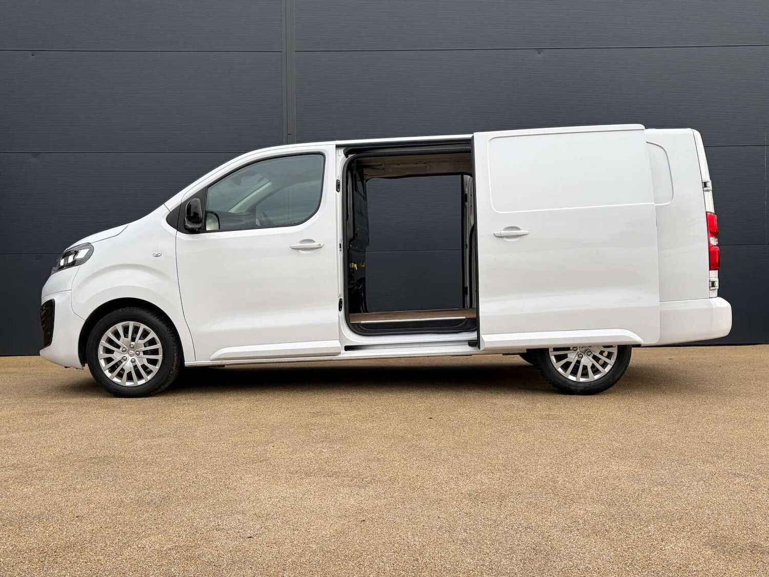 Used Vauxhall Vivaro 2024 for sale - 77167811: Photo 11