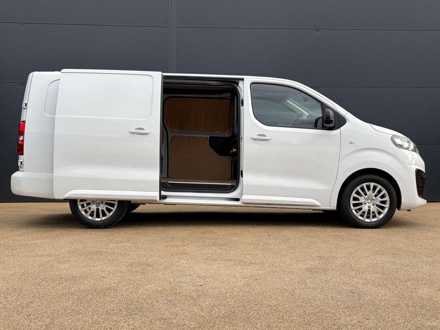 Used Vauxhall Vivaro 2024 for sale - 77167811: Photo 9