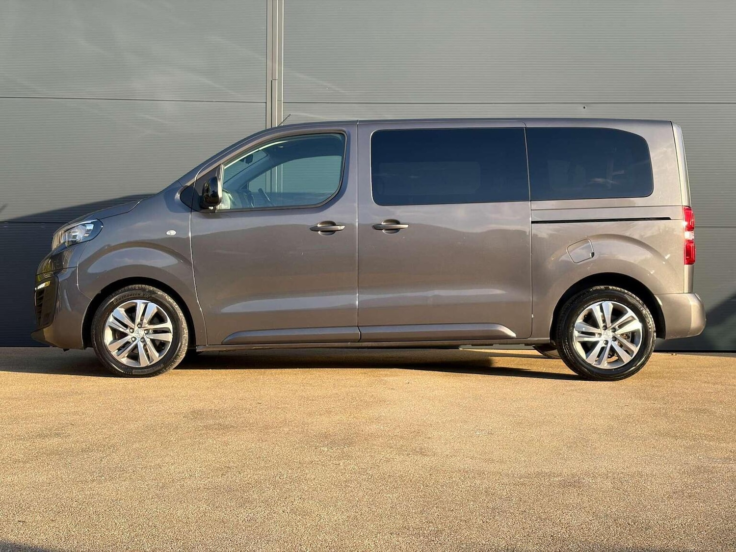 Used Peugeot Traveller 2022 for sale - 77023154: Photo 11