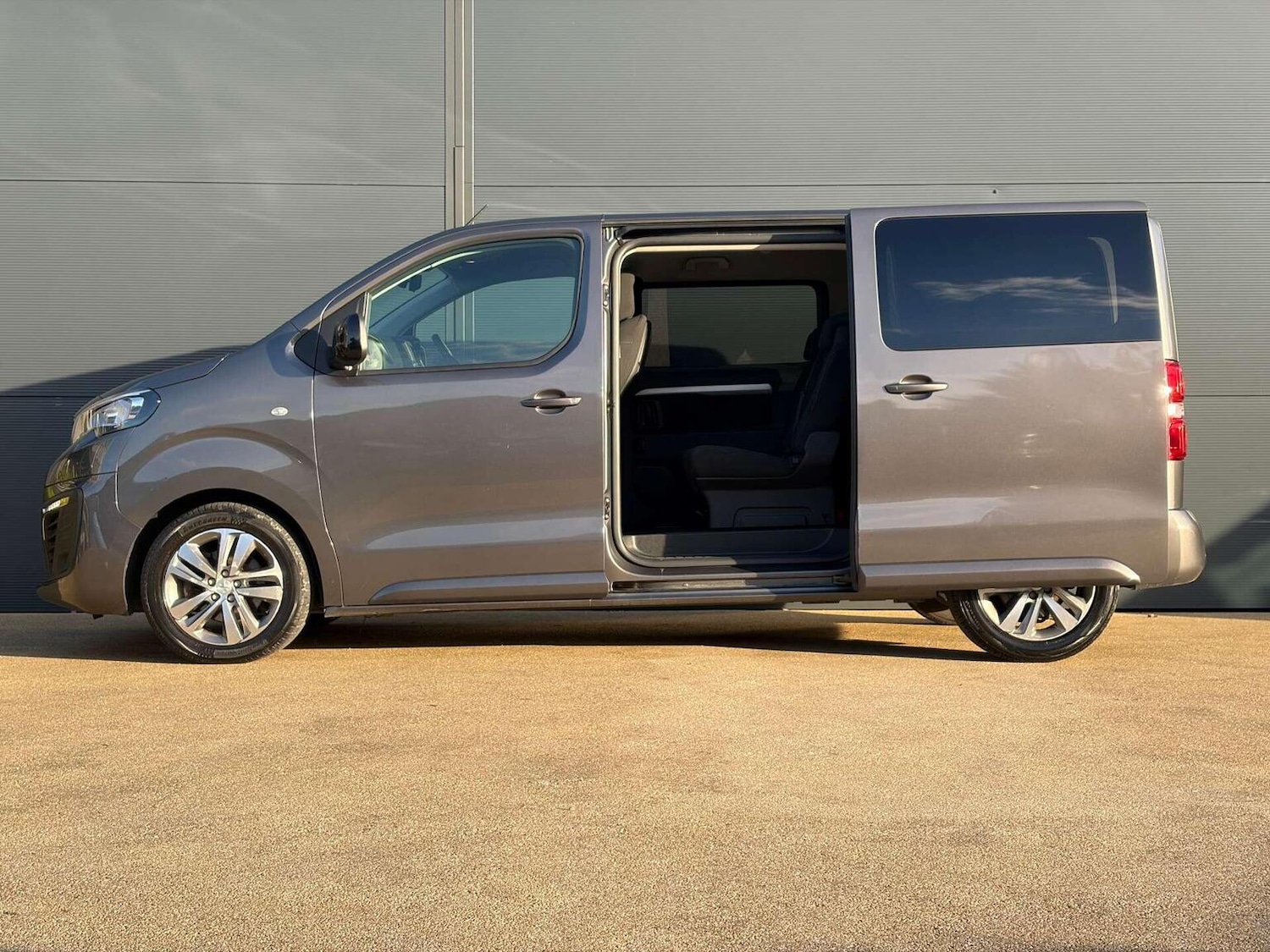 Used Peugeot Traveller 2022 for sale - 77023154: Photo 13