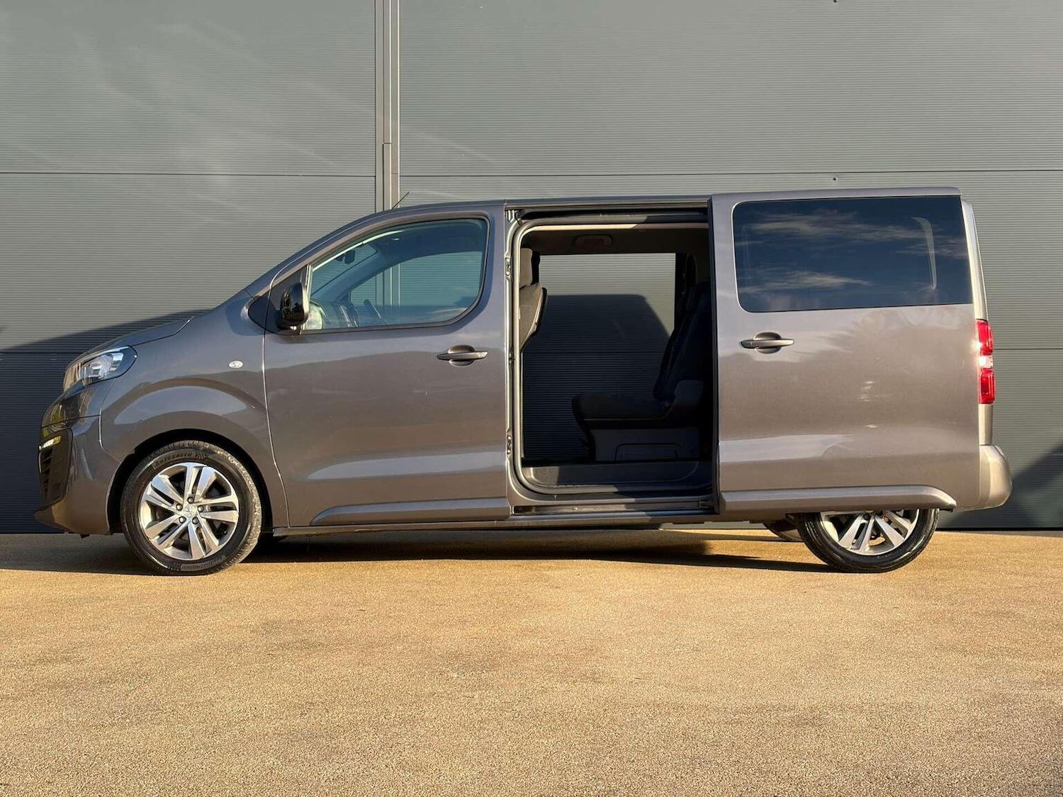 Used Peugeot Traveller 2022 for sale - 77023154: Photo 14