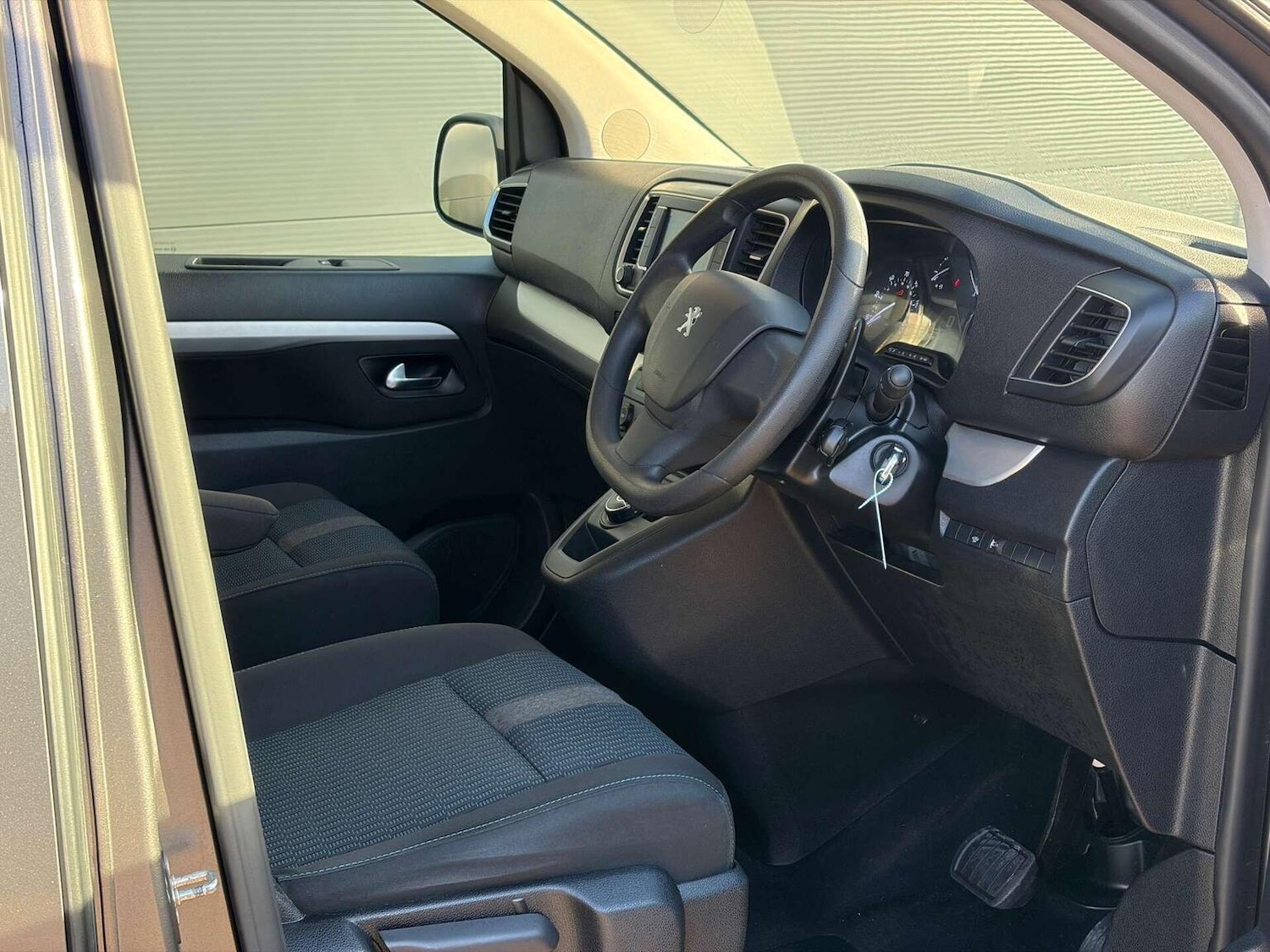 Used Peugeot Traveller 2022 for sale - 77023154: Photo 2