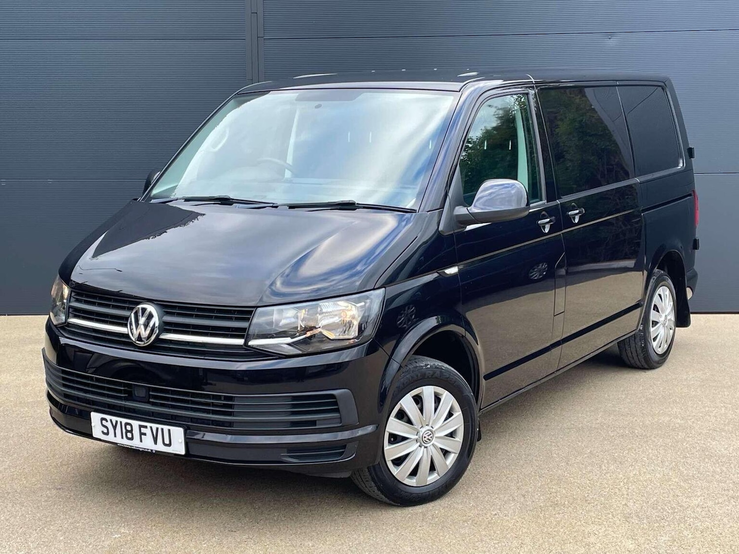 Used Volkswagen Transporter 2018 for sale - 76427933: Photo 1
